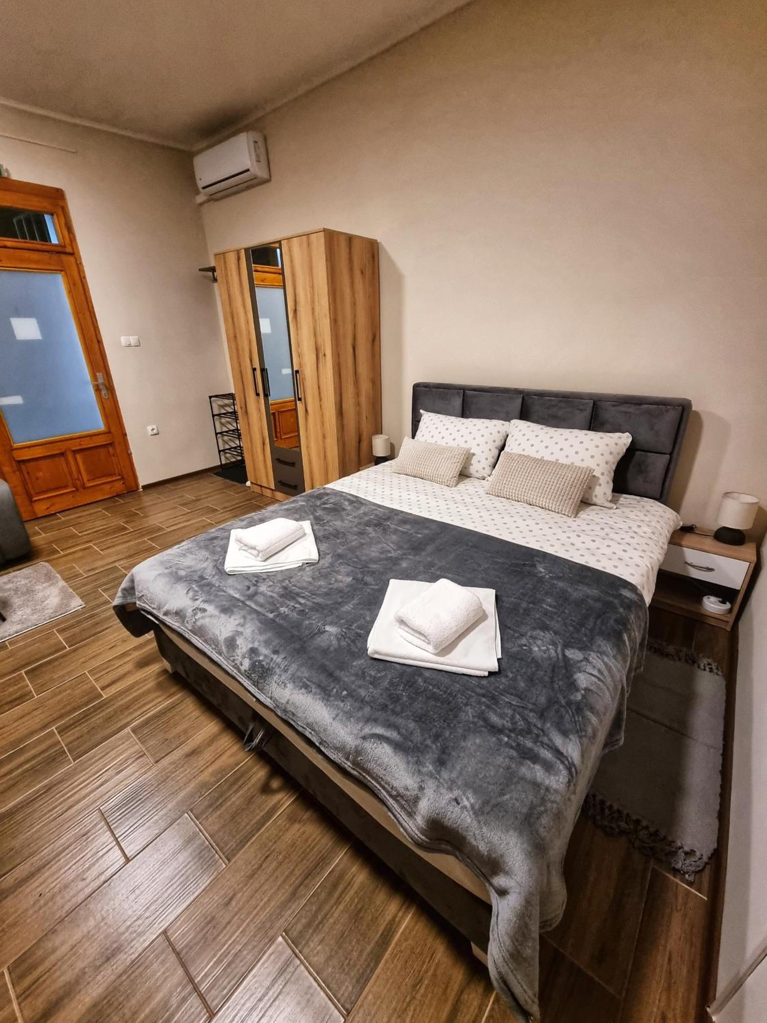 Dorce Apartmani Horgos Buitenkant foto